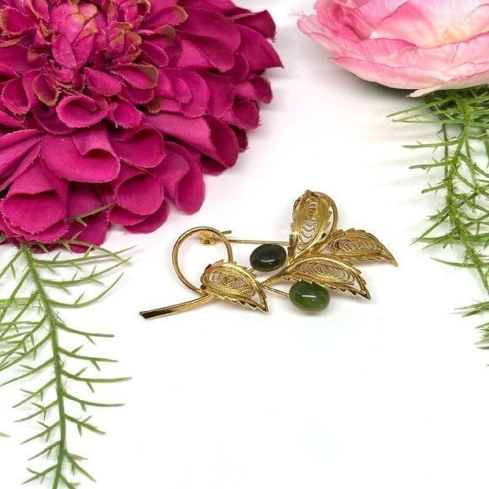 VINTAGE⚜️FILIGREE Jade Look Golden Leaves Cabochon Brooch